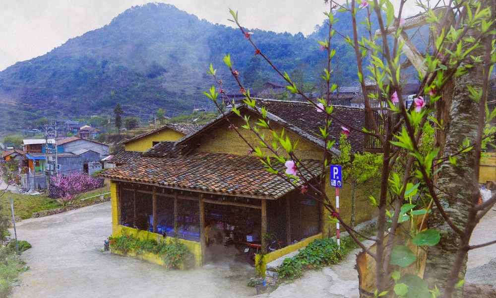 Where is Lo Lo Chai Village and How to Reach It