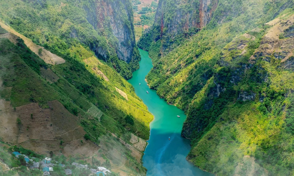 What is Nho Que River and Why is it Emerald Green?