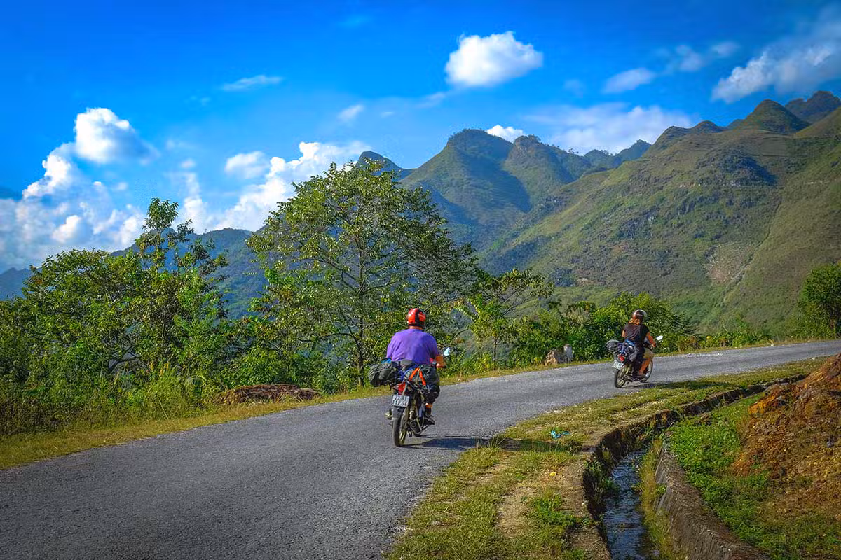 How to Choose Between a Ha Giang Loop Private Tour vs Group Tour